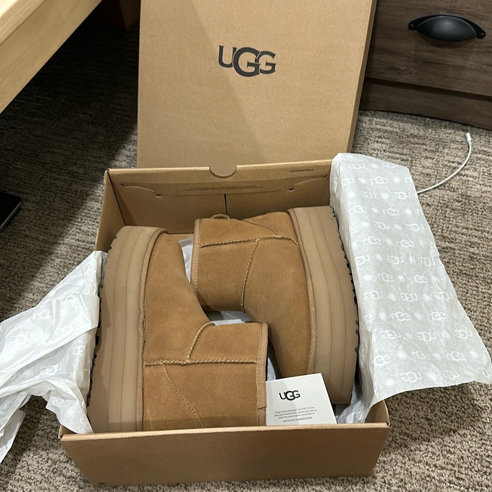 Brand new platform Ugg Mini